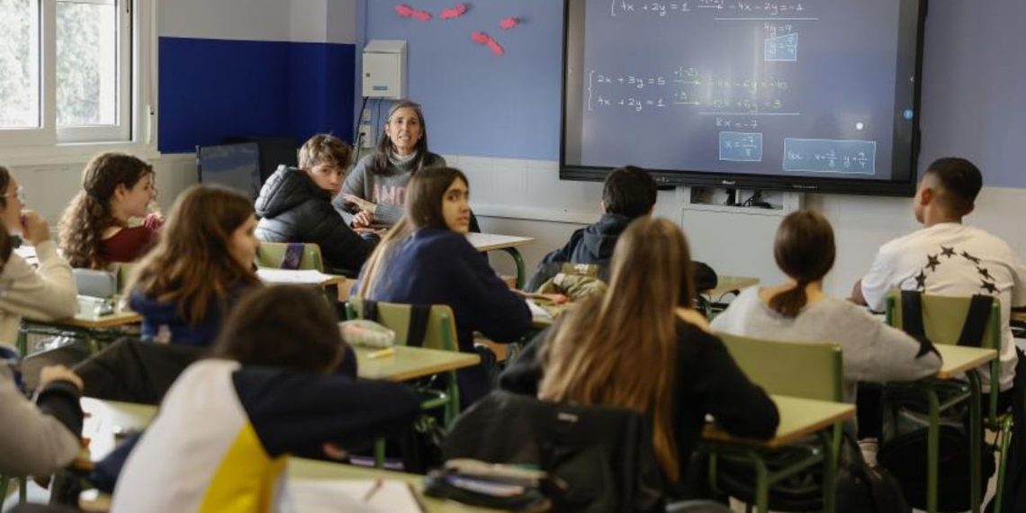 La Comunidad de Madrid prepara un nuevo decreto para reforzar la autoridad de los profesores en los colegios e institutos 1 aula escuela
