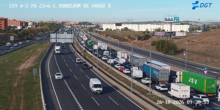 La A-2 registra siete kilómetros de retenciones desde Alcalá hacia Madrid en plena hora punta del lunes 1 camara trafico atasco a2 torrejon