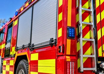 Los bomberos acceden por el balcón a una vivienda de Alcalá para auxiliar a una mujer mayor tras una caída