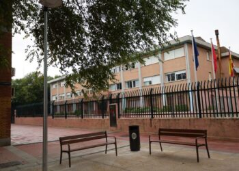 Termina la reforma de la plaza de acceso al colegio Santos Niños tras renovar 735 metros cuadrados