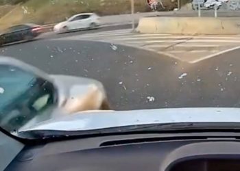Un vídeo viral muestra cómo un coche embiste a otro al intentar salir desde el carril interior de una rotonda de Alcalá