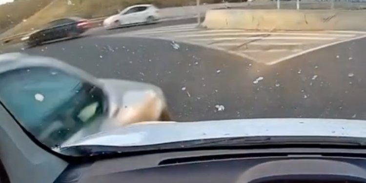 Momento de la colisión entre dos vehículos en la Rotonda del Huevo de Alcalá de Henares. Imagen: captura del vídeo difundido por @dashcams.esp, cedido por David.