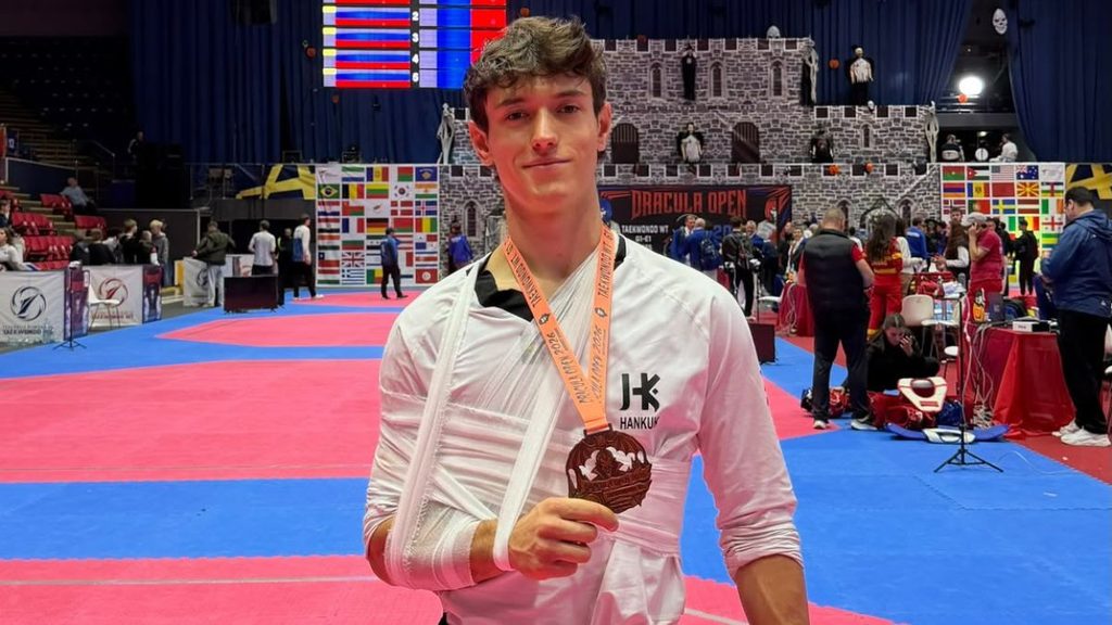 El alcalaíno David Bello logra el bronce en Rumanía en su regreso al taekwondo internacional a pesar de sufrir una grave lesión en semifinales 1 david bello medalla