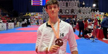 El alcalaíno David Bello logra el bronce en Rumanía en su regreso al taekwondo internacional a pesar de sufrir una grave lesión en semifinales
