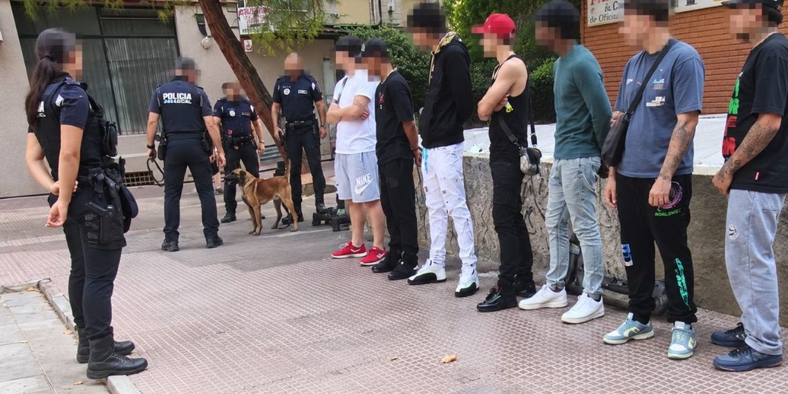 La Policía Local de Alcalá identifica a diez jóvenes presuntamente vinculados a bandas y localizan varias dosis de droga ocultas 1 detencion jovenes policia alcala