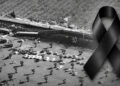 Crespón negro sobre imagen en blanco y negro del accidente ferroviario, composición gráfica de homenaje