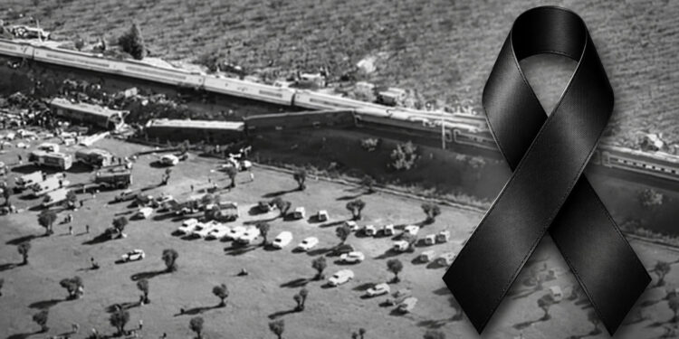 Minuto de silencio este miércoles a las 20:00 por las víctimas del accidente ferroviario de Toledo 1 Crespón negro sobre imagen en blanco y negro del accidente ferroviario, composición gráfica de homenaje