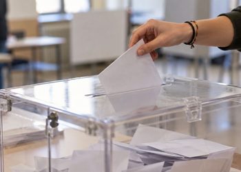 Los jóvenes de Alcalá que podrán votar por primera vez en unas generales el 29N: guía para acudir a las urnas