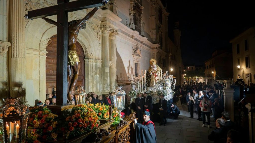 La Soledad Coronada y el Cristo de los Doctrinos protagonizan un encuentro extraordinario ante la Universidad de Alcalá 1 soledad coronada cristo de los doctrinos uah