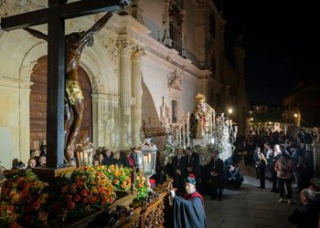 La Soledad Coronada y el Cristo de los Doctrinos protagonizan un encuentro extraordinario ante la Universidad de Alcalá
