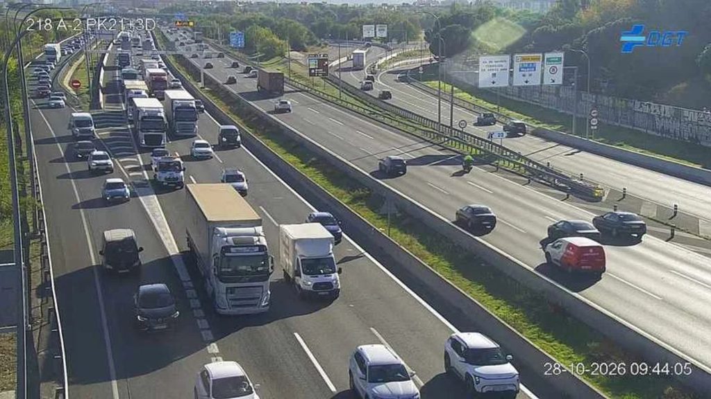 Nueva jornada de atascos en la A-2 con nueve kilómetros de tráfico lento desde Alcalá hacia Madrid 1 trafico a2 km21