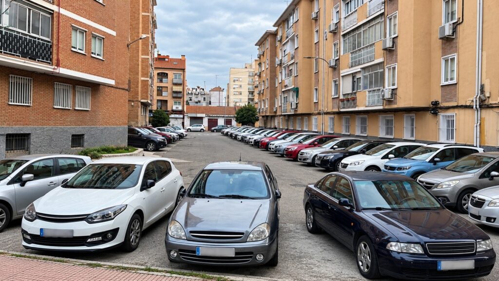Aparcamiento entre edificios de viviendas en el entorno de Reyes Católicos de Alcalá de Henares