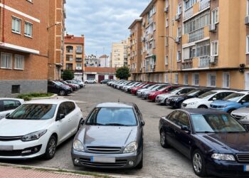 Alcalá aprueba la reforma de Vicente Espinel y Gran Capitán con cambios en los aparcamientos y las aceras 2 Aparcamiento entre edificios de viviendas en el entorno de Reyes Católicos de Alcalá de Henares