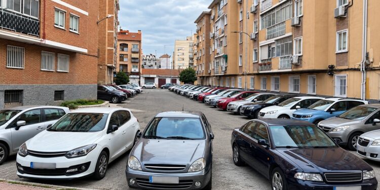 Alcalá aprueba la reforma de Vicente Espinel y Gran Capitán con cambios en los aparcamientos y las aceras 1 Aparcamiento entre edificios de viviendas en el entorno de Reyes Católicos de Alcalá de Henares
