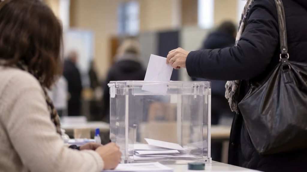 Alcalá votará para elegir 38 diputados por Madrid el 29N, uno más que en las generales de 2023 1 voto urna
